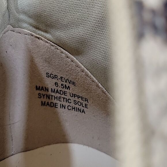 SUGAR SGR-EVVIE ANIMAL PRINT POINTED TOE BLOCK HEEL ANKLE BOOTIE - Picture 16 of 16